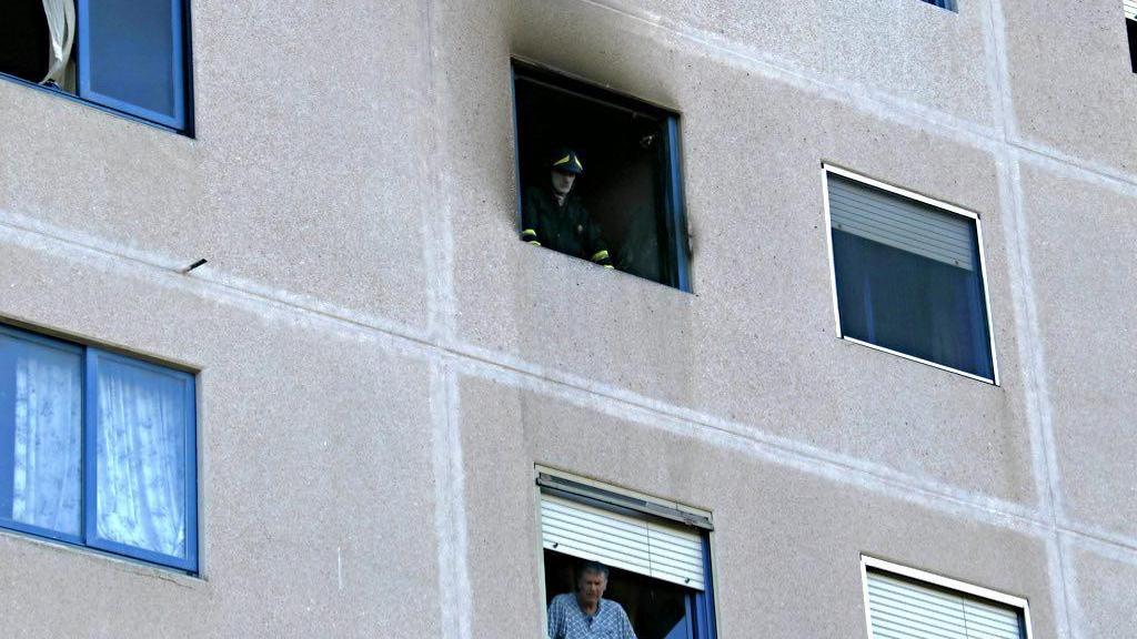 La finestra della camera da letto che ha preso fuoco (Marzi/Pentafoto)