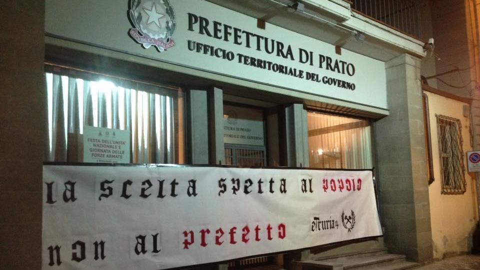 Lo striscione comparso la scorsa notte all'ingresso della Prefettura