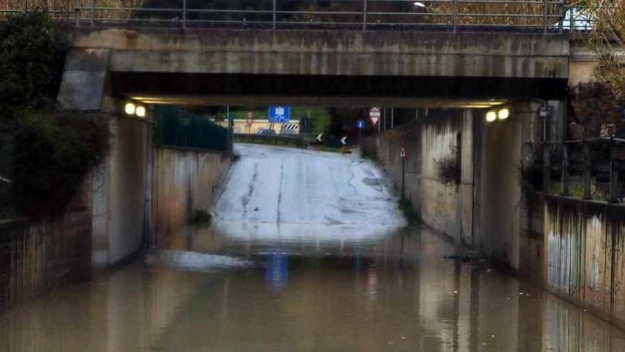 Costretti a guidare sott’acqua, una storia infinita