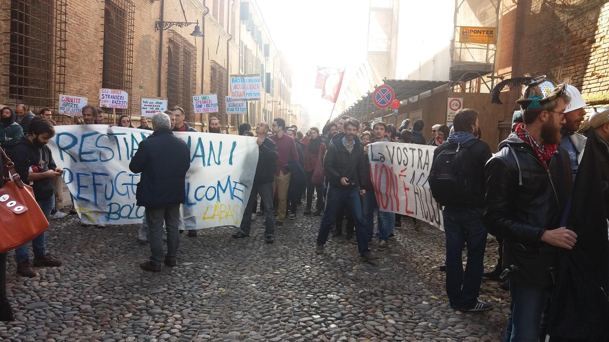 Striscioni anti-razzismo davanti alla prefettura di Ferrara