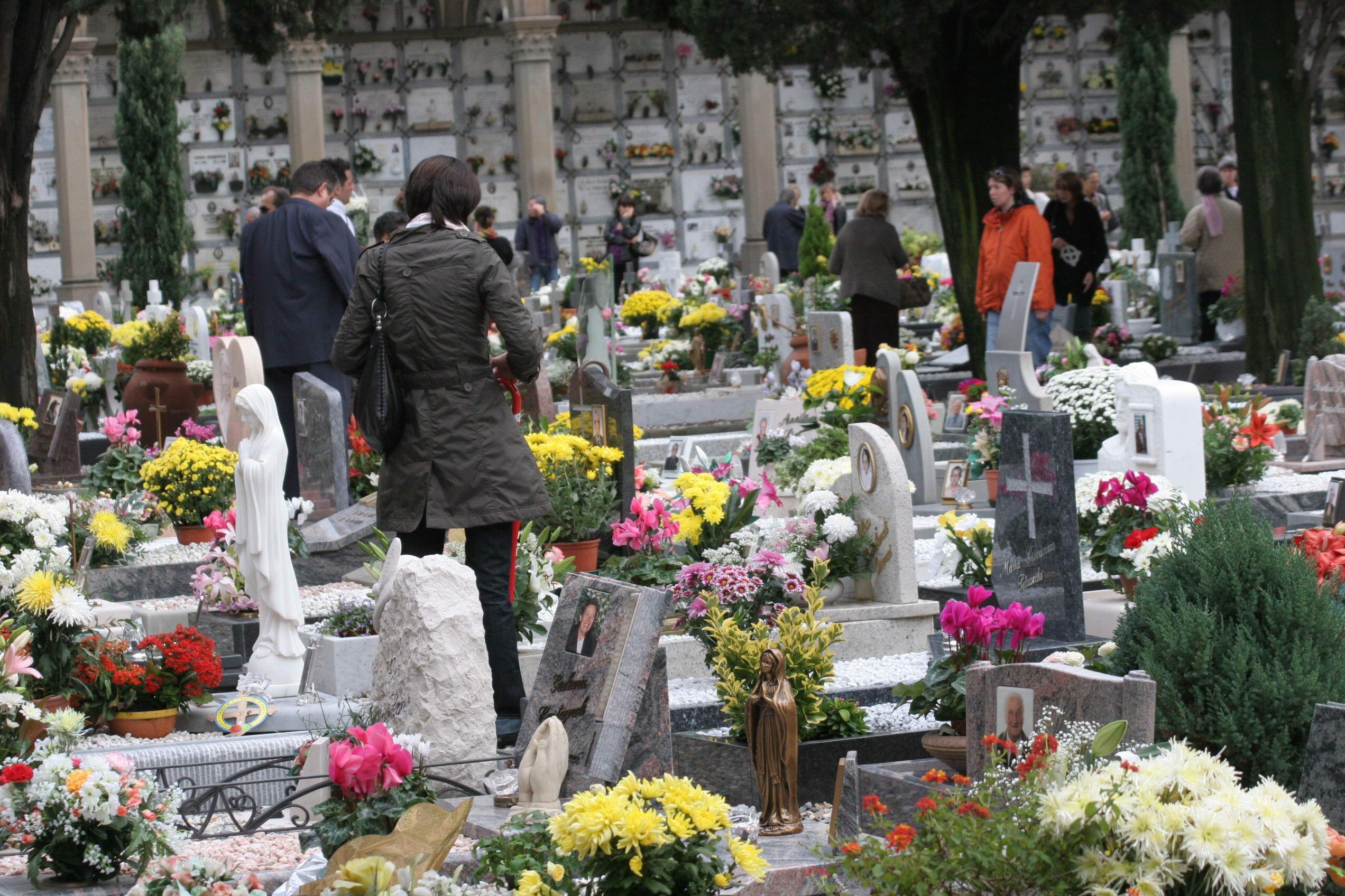 Il cimitero della Misericordia nel giorno della ricorrenza dei defunti (foto Batavia)
