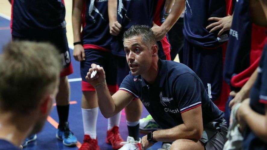 Coach Campanella mentre parla alla squadra (Foto Nucci)