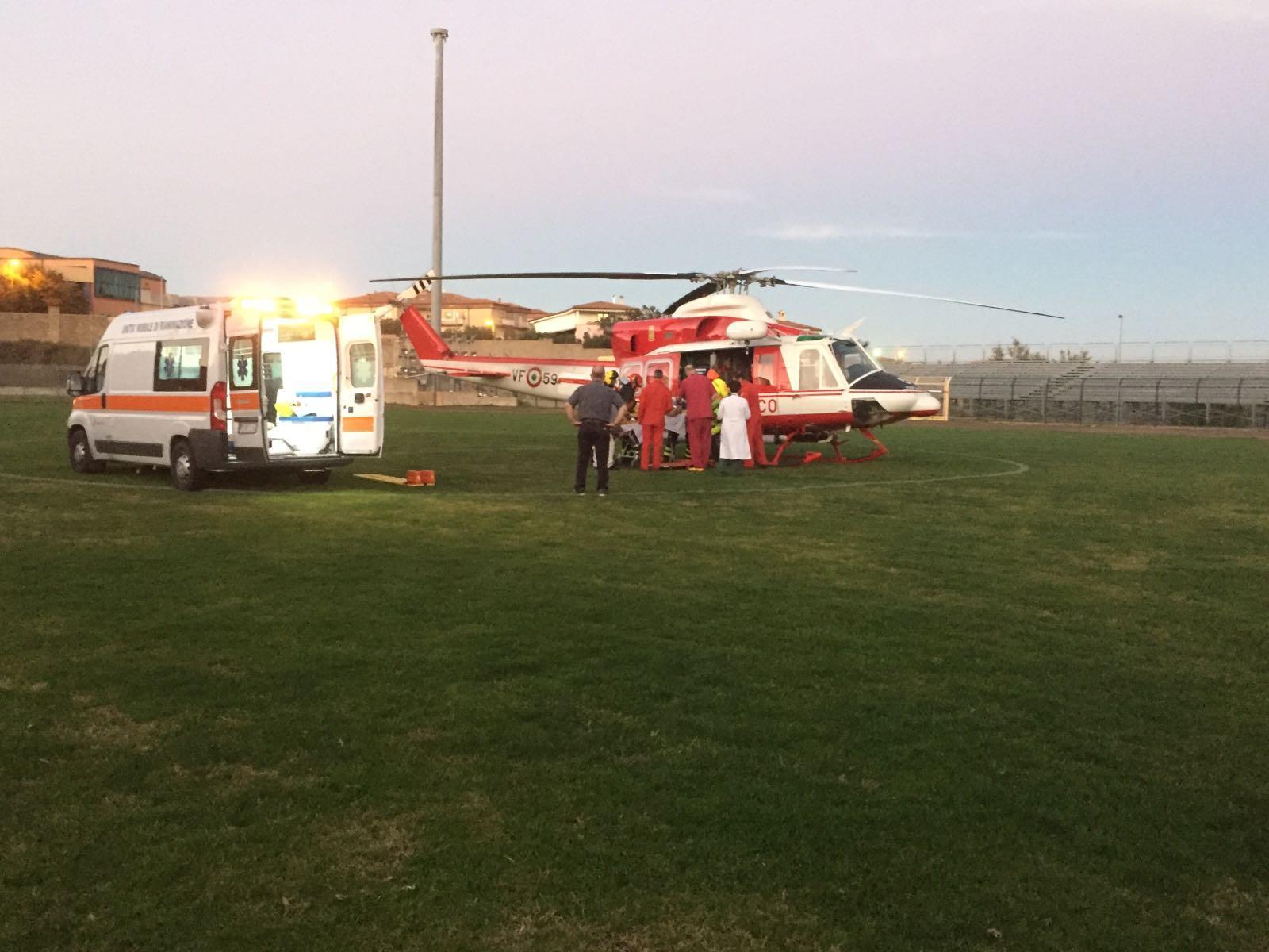 L'elicottero al Nino Manconi di Tempio che ha trasportato il 14enne a Sassari