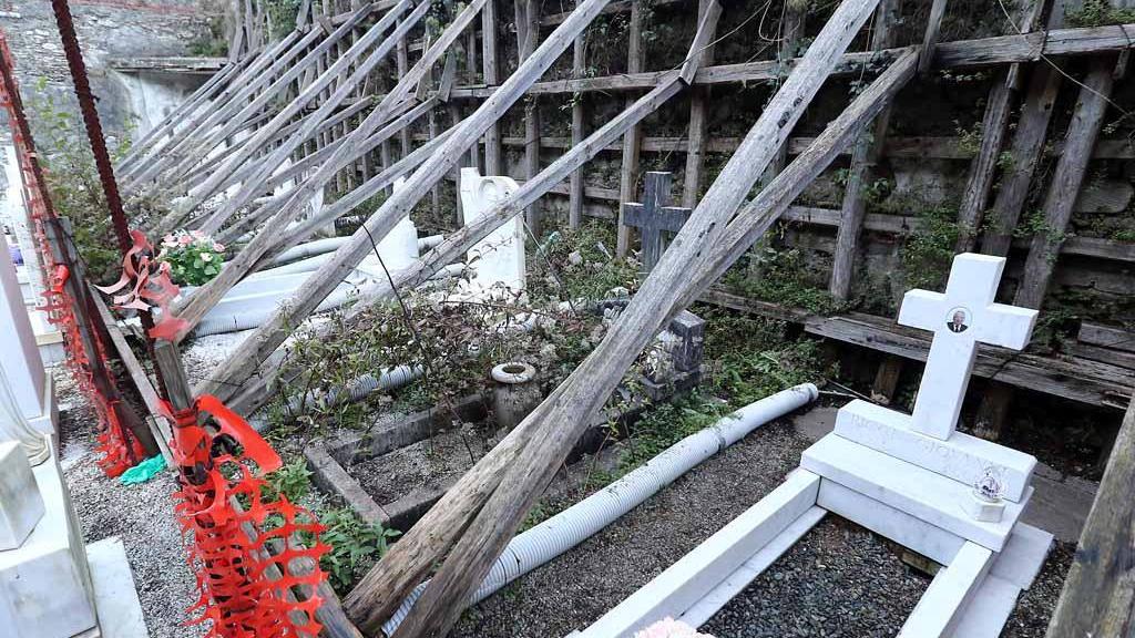 Pulizie tra i vialetti ma ai cimiteri è ancora degrado