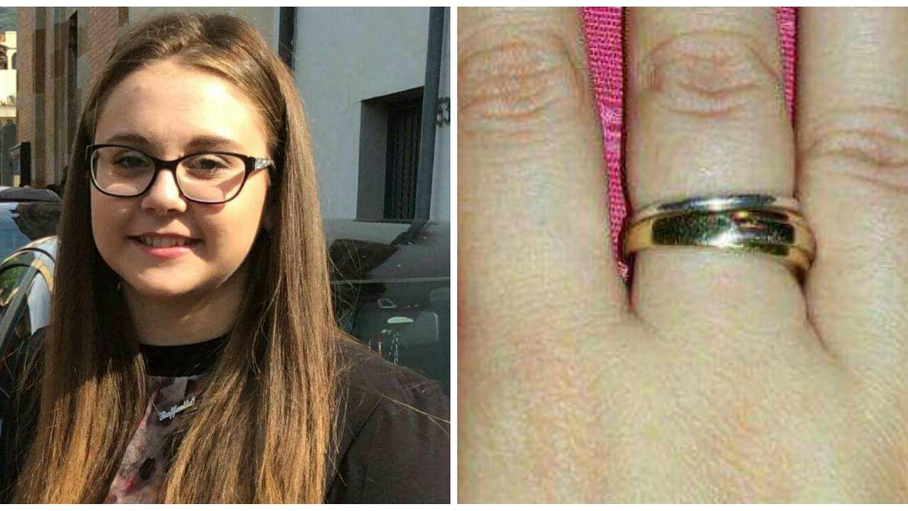 A sinistra la studentessa e accanto l'anello del padre