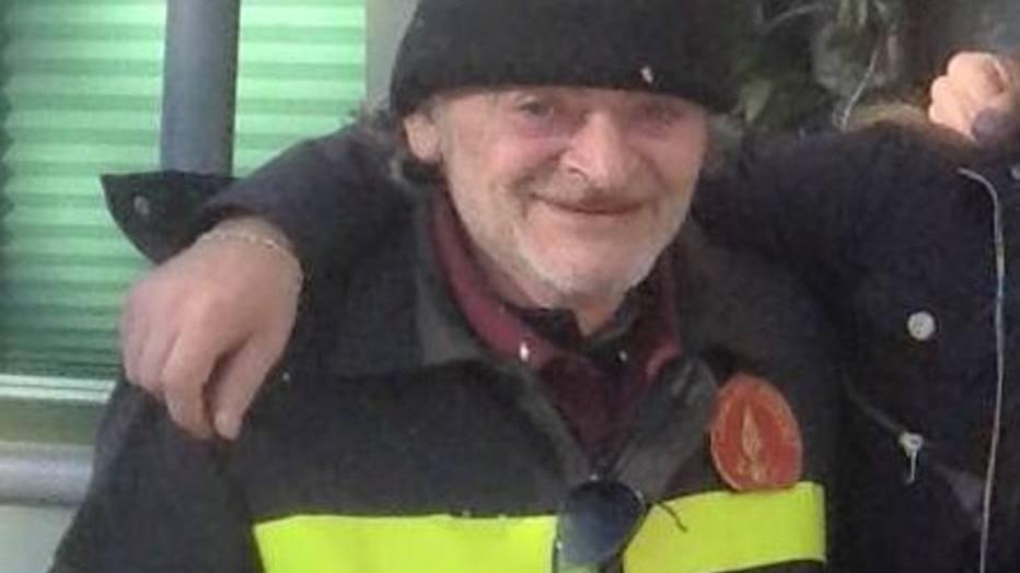 È morto “Renna”, l’uomo che amava vestirsi da pompiere