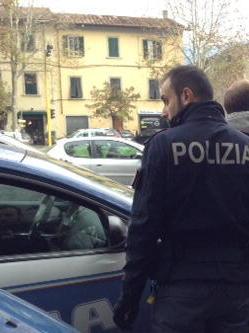Lo minaccia col coltello e lo rapina 