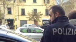 Lo minaccia col coltello e lo rapina