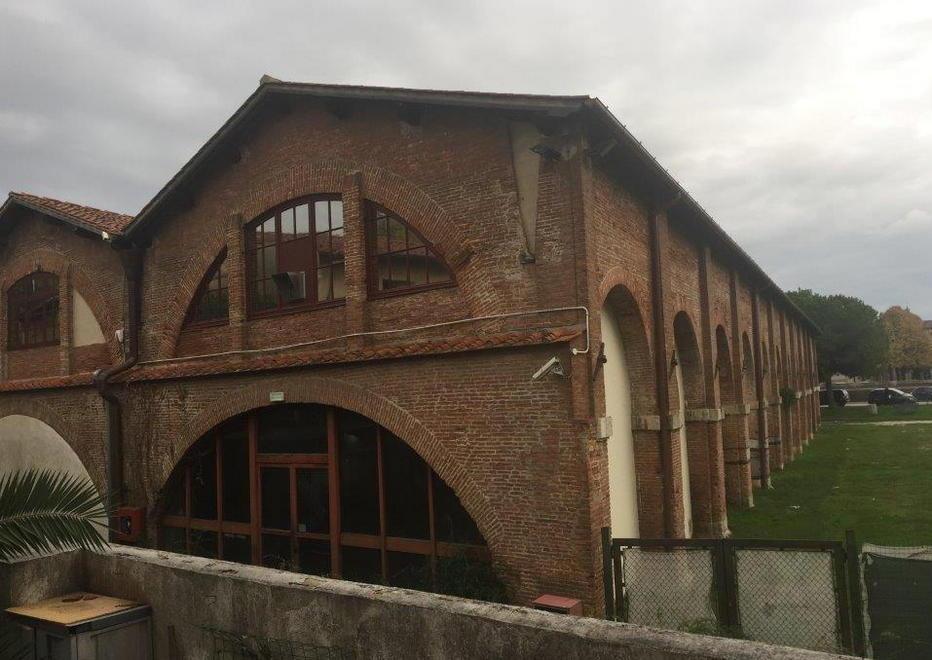 Da demolire i vecchi spogliatoi fatiscenti