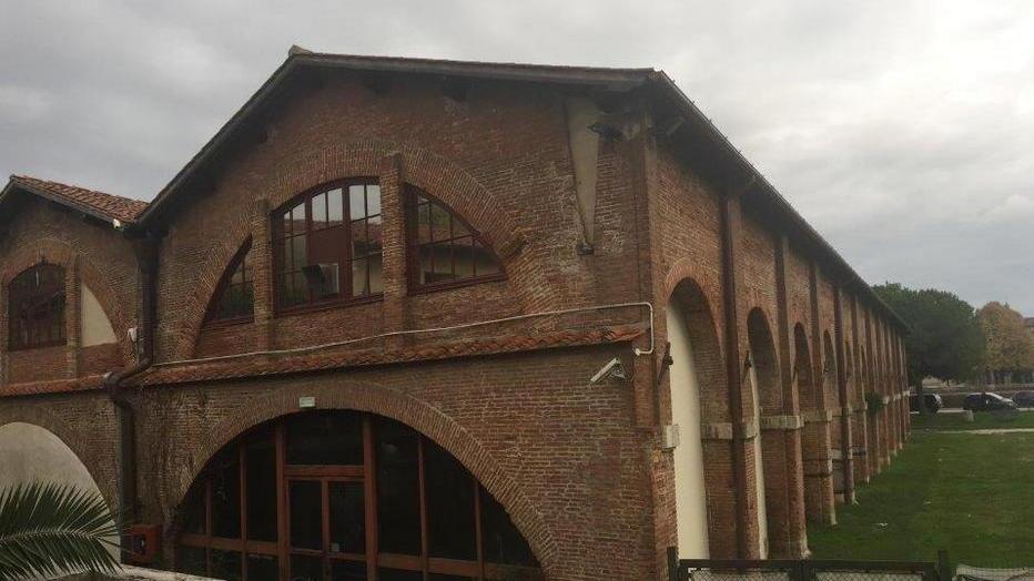 Da demolire i vecchi spogliatoi fatiscenti