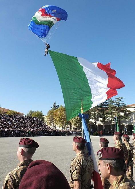 Fanfare e lanci lo show dei parà per i reduci 