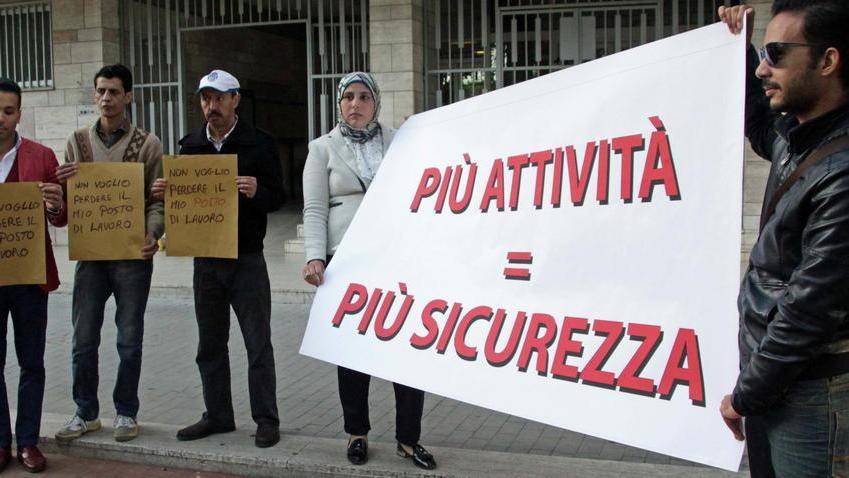 Piazza Dante chiusa: sotto il Comune per difendere il lavoro