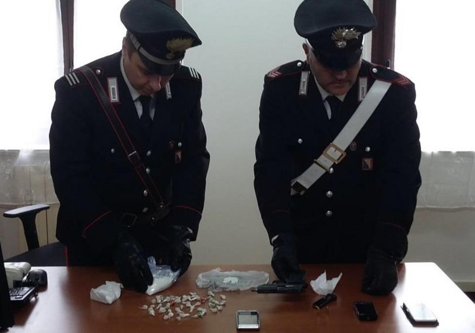 Droga e pistola modificata: finisce agli arresti domiciliari