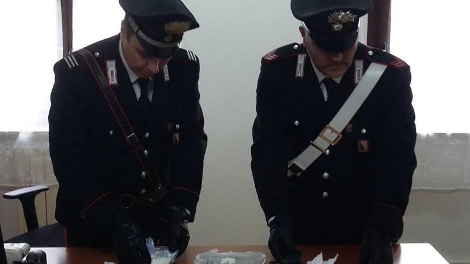 Droga e pistola modificata: finisce agli arresti domiciliari