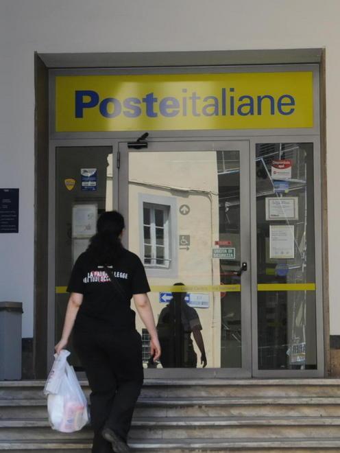 Migliaia in città, uffici pubblici deserti 