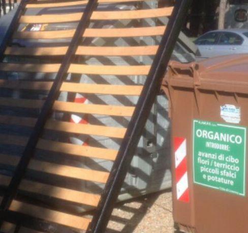 Rete da letto abbandonata multa di seicento euro