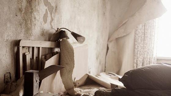 L’ex fabbrica si riempie di centinaia di immagini