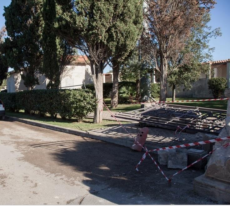 Si schianta con il furgoncino contro il muro del cimitero 
