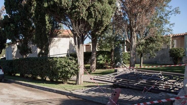 Si schianta con il furgoncino contro il muro del cimitero