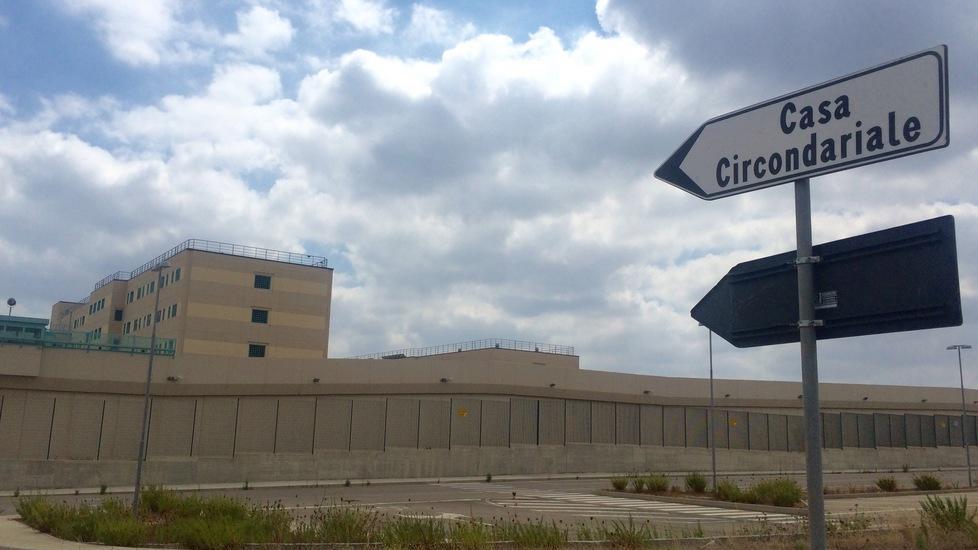 Rientra dal permesso con la droga