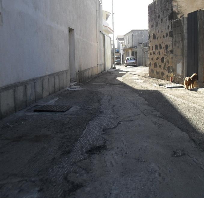 Nuovo asfalto, ma l’intervento è fermo a metà