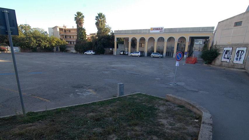 Mercato comunale e super parcheggio: il cantiere è fermo