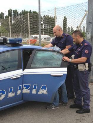 Coltivava marijuana in casa: 46enne scoperto dalla polizia 