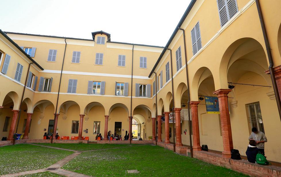 Telecamere contro le “canne” E stop anche alle sigarette per chi si ferma nel chiostro