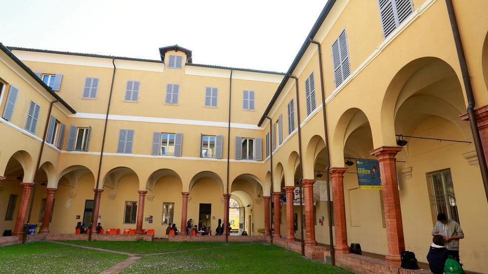 Telecamere contro le “canne” E stop anche alle sigarette per chi si ferma nel chiostro