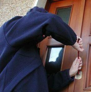 L’anziana insonne “spaventa” i ladri e sventa il colpo 