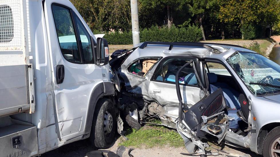 Schianto, muore in auto accanto alla figlia