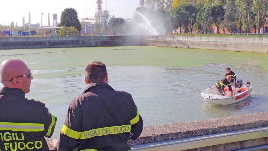 Controlli sul Boicelli con la nuova barca dei vigili del fuoco