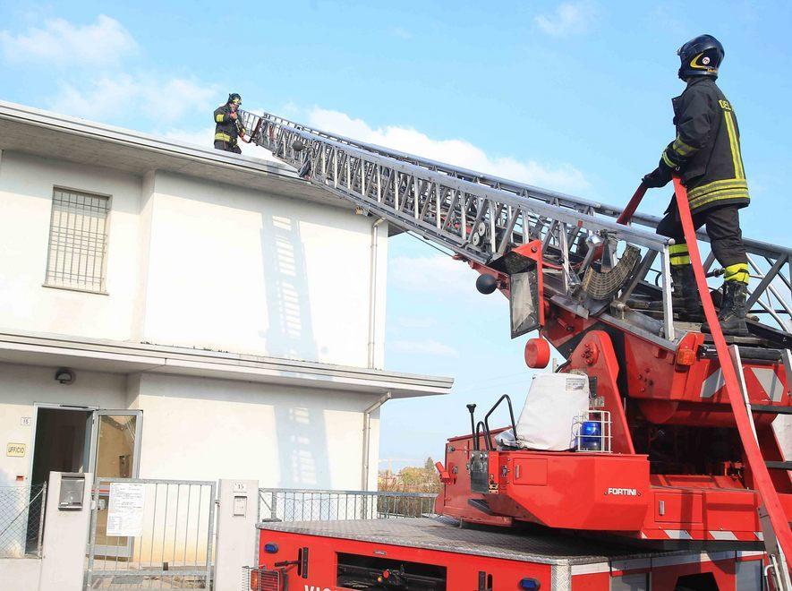 Fiamme sul tetto durante i lavori 