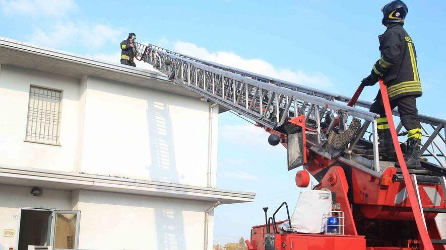 Fiamme sul tetto durante i lavori