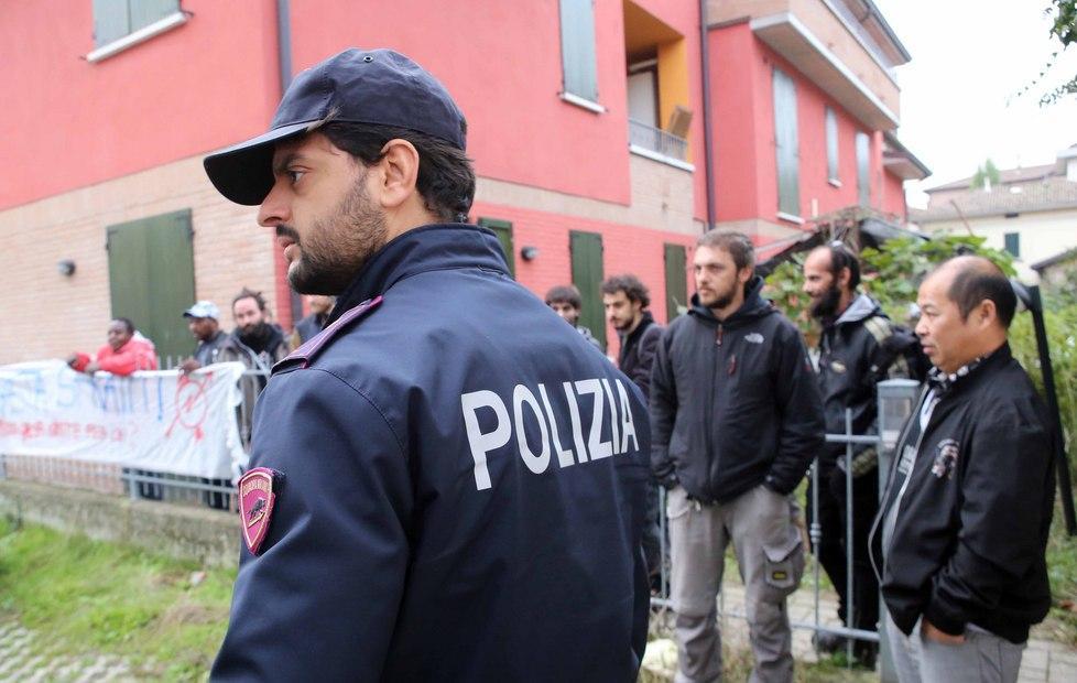Con le barricate bloccato lo sfratto in via Tonale 