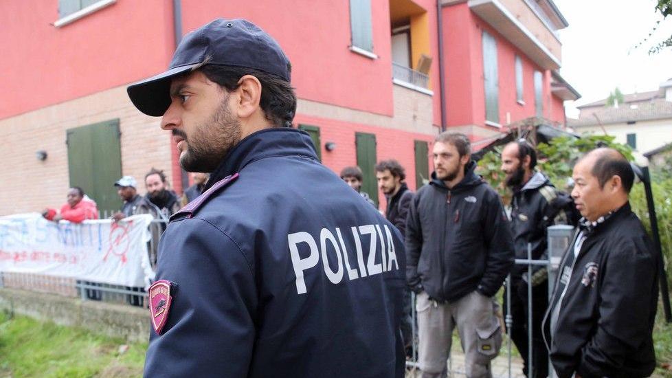 Con le barricate bloccato lo sfratto in via Tonale
