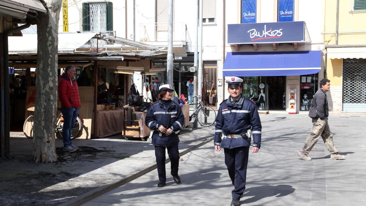 Vigili al mercato di Viareggio
