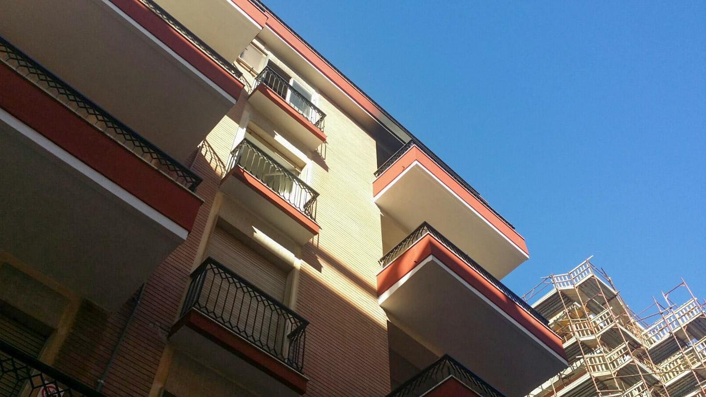 La palazzina in cui è scoppiato l'incendio (foto Mario Rosas)