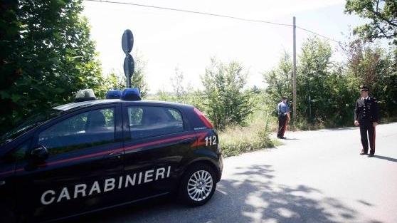Baiso, ruba uno smartphone con la fidanzata, denunciato