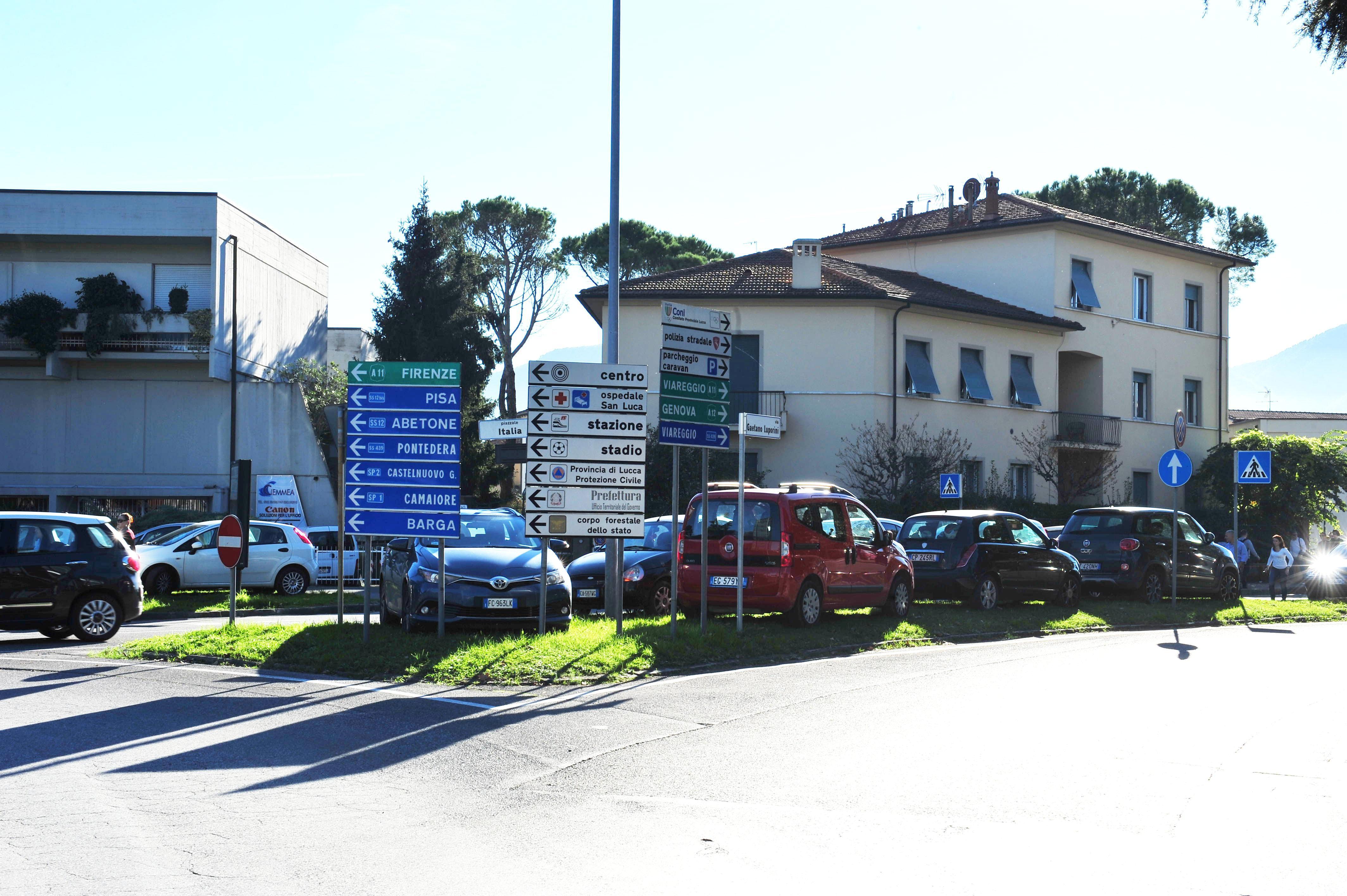 Auto in sosta selvaggia (Foto Sernacchioli)