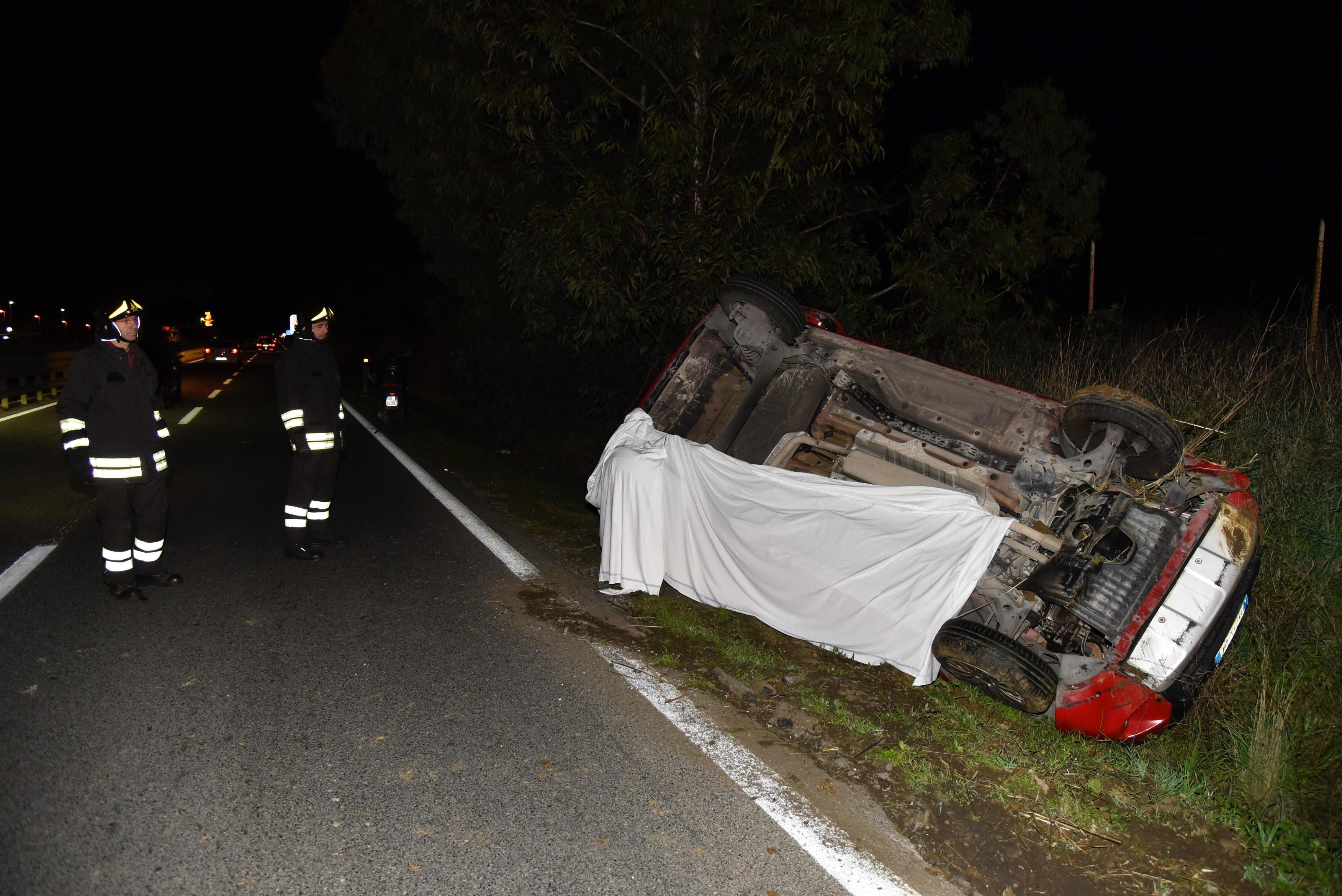 L'auto ribaltata ai bordi della carreggiata (Foto Agenzia Bf)