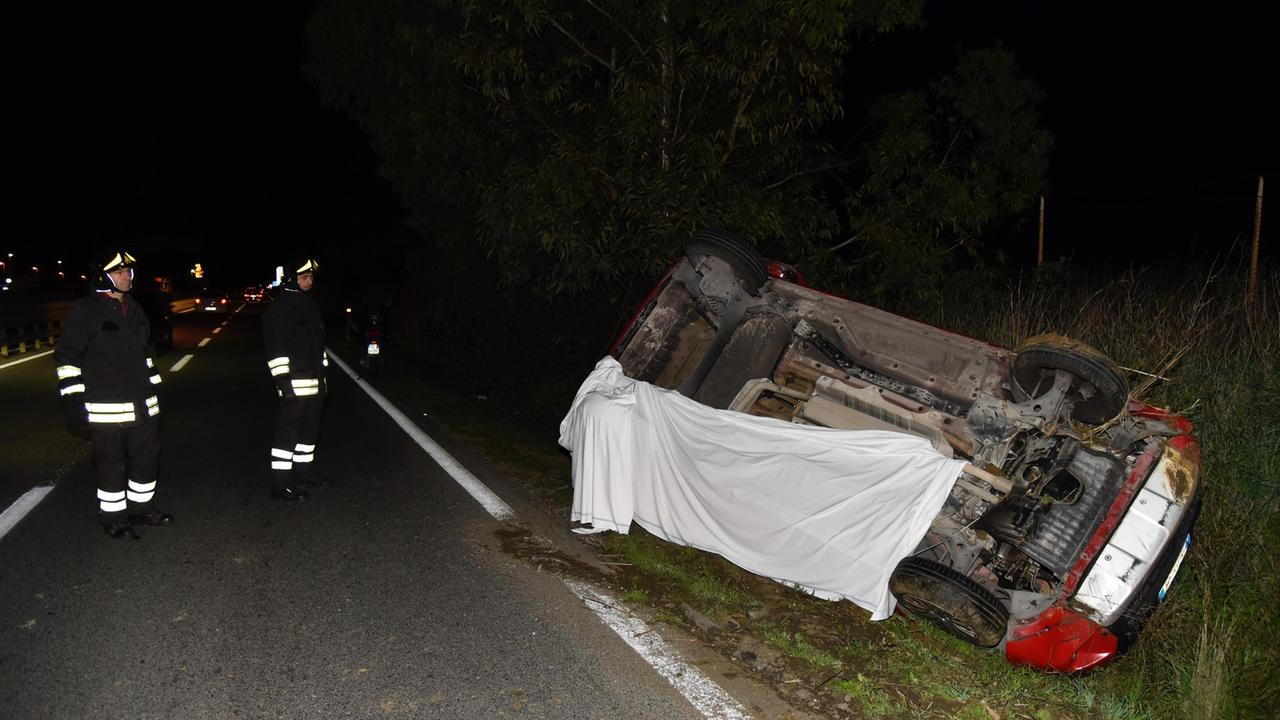 L'auto ribaltata ai bordi della carreggiata (Foto Agenzia Bf)