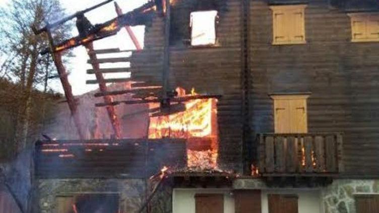 Cerreto Laghi, un incendio devasta dieci appartamenti