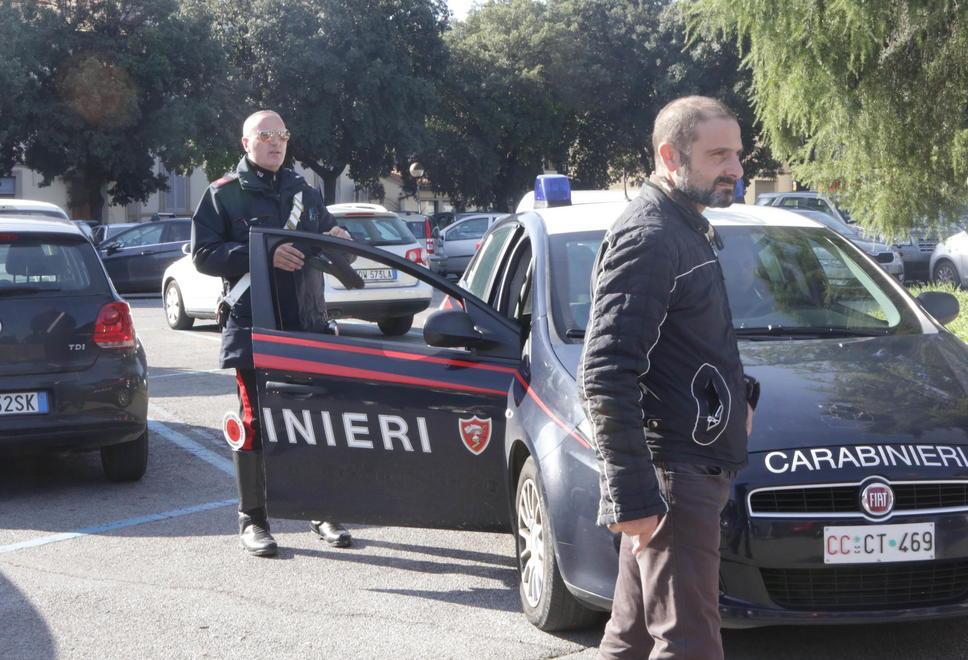 Nuovo colpo agli abusivi tra gli applausi dei passanti 
