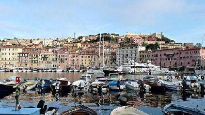 Pescatore muore annegato nella darsenetta