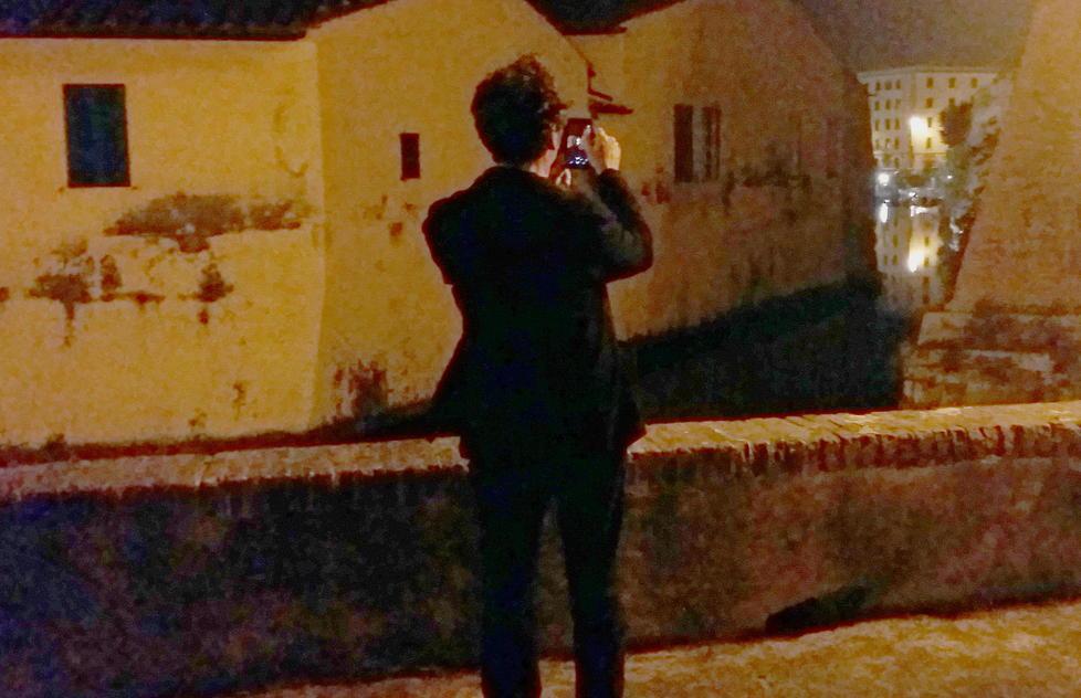 Con Bobo Rondelli nella Livorno di notte, i suoi nuovi versi nella città perduta - Le foto 
