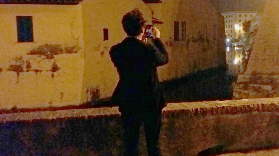 Con Bobo Rondelli nella Livorno di notte, i suoi nuovi versi nella città perduta - Le foto