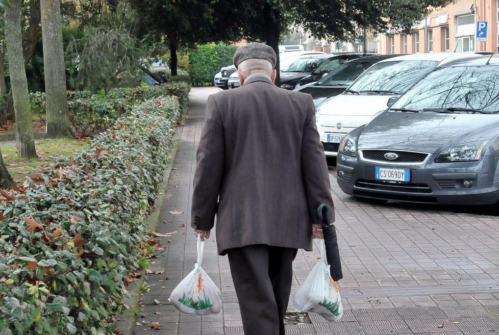 Ottantenne “sequestrato” e derubato 