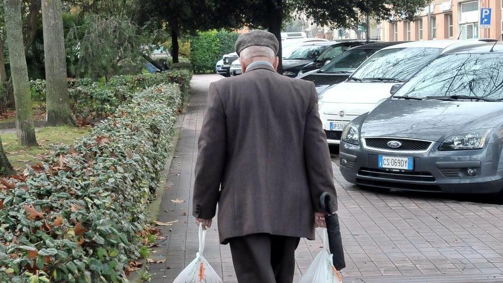 Ottantenne “sequestrato” e derubato