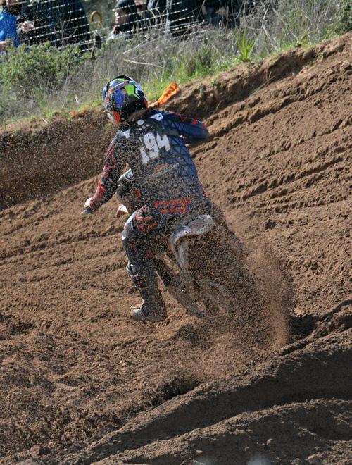 Cade dalla moto, quattordicenne grave 